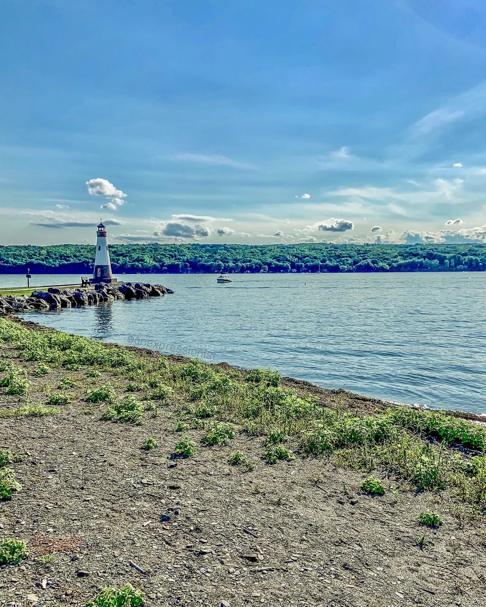 Of lighthouses and romances, 1 of 1