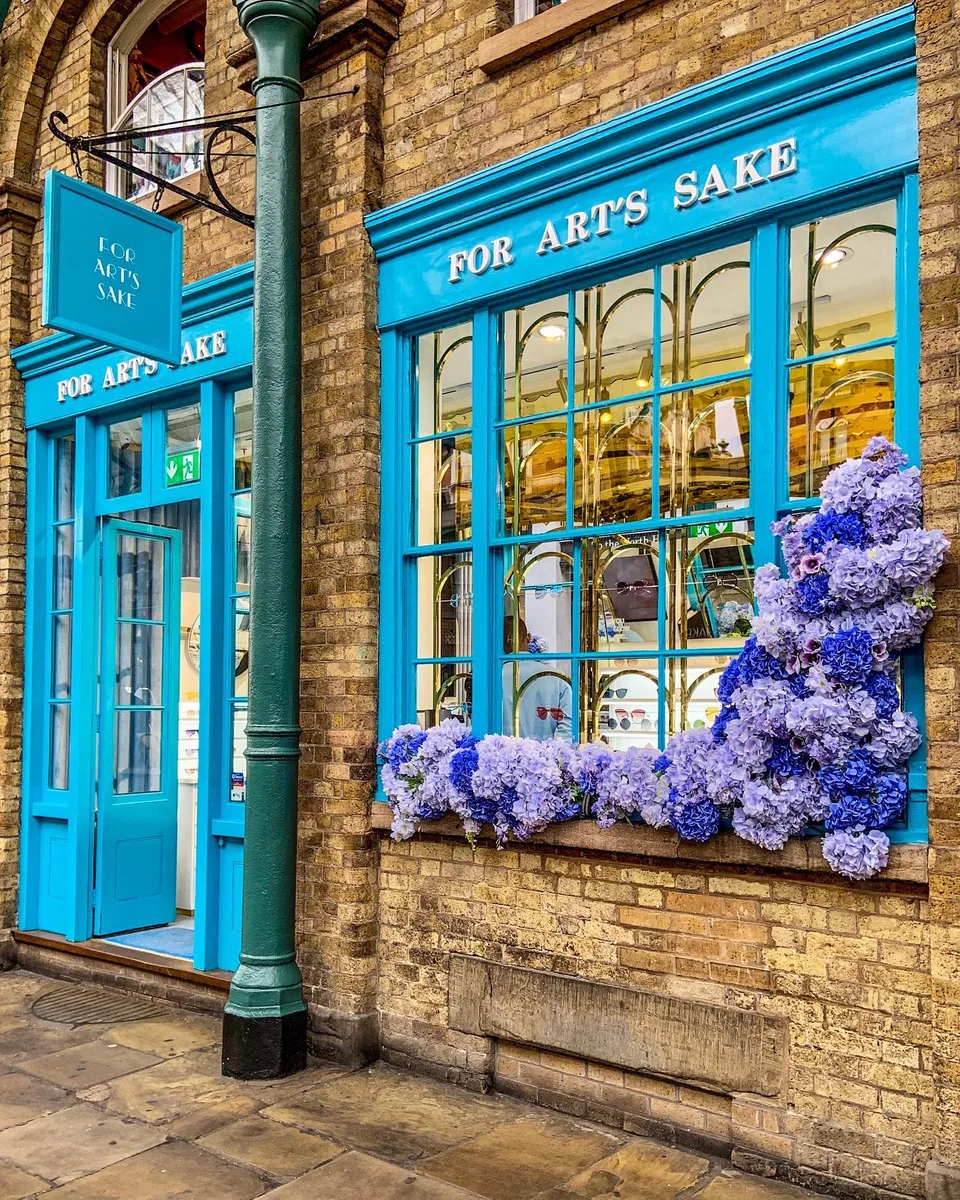 Prettying up in blue..., 1 of 1