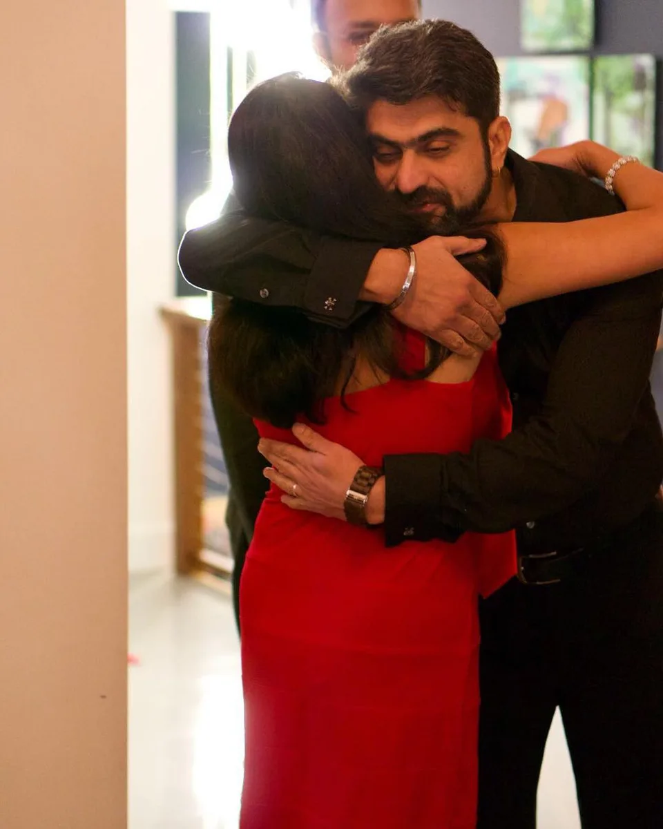 The hugs... #christmas2017 #christmaswithfamilyandfriends, 1 of 1