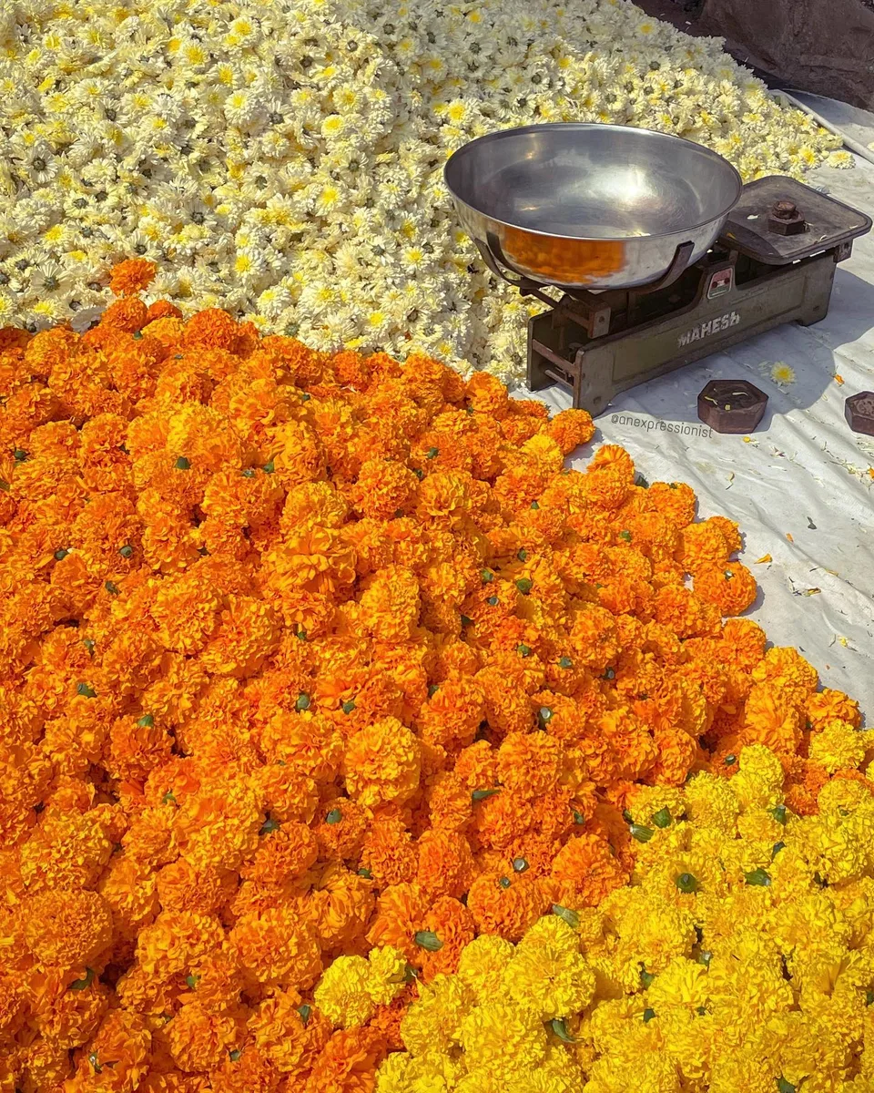 A flower trimmed weigh, 1 of 1