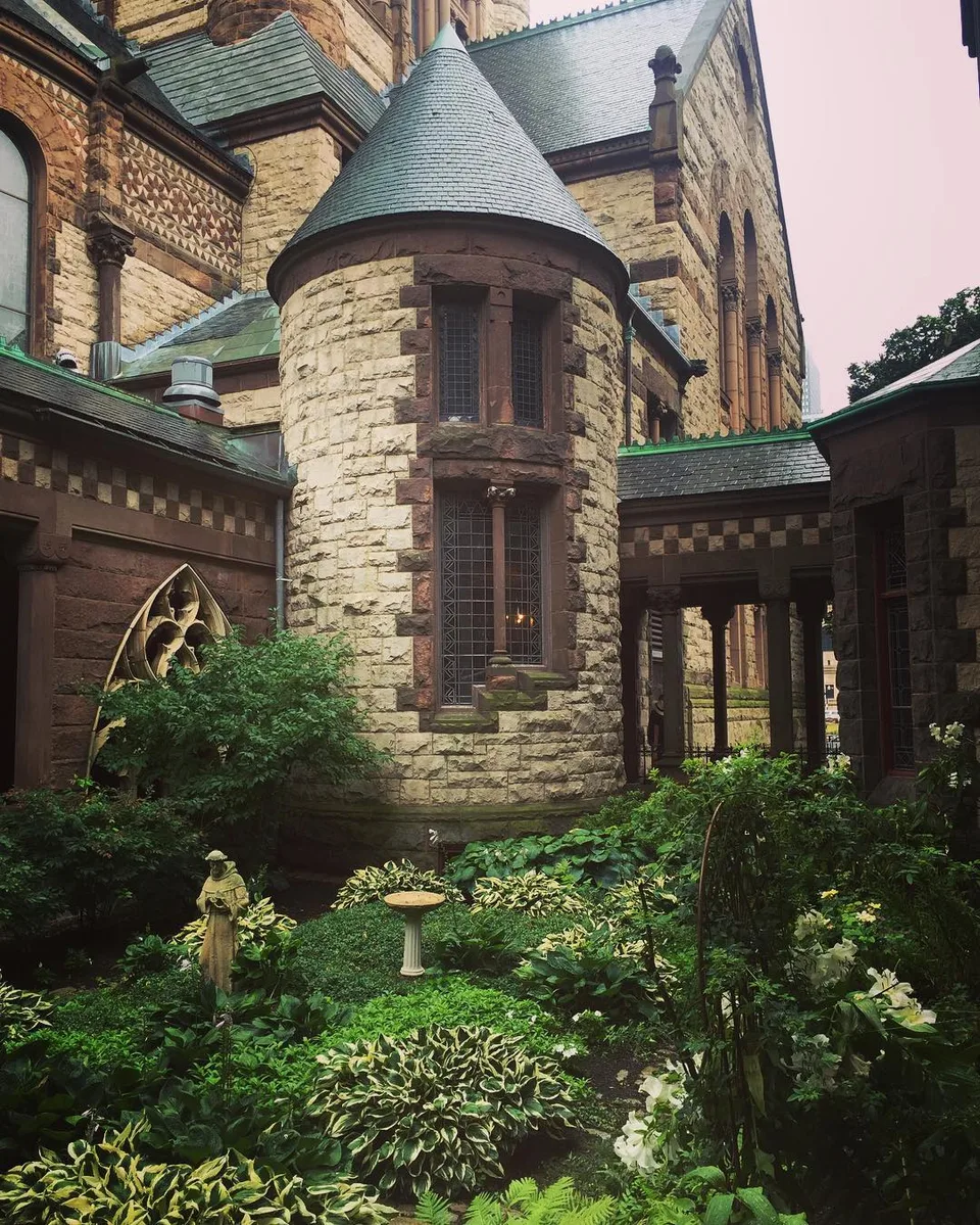 A touch of #englishgarden and a tad bit #quaint in the heart of #boston…, 1 of 1